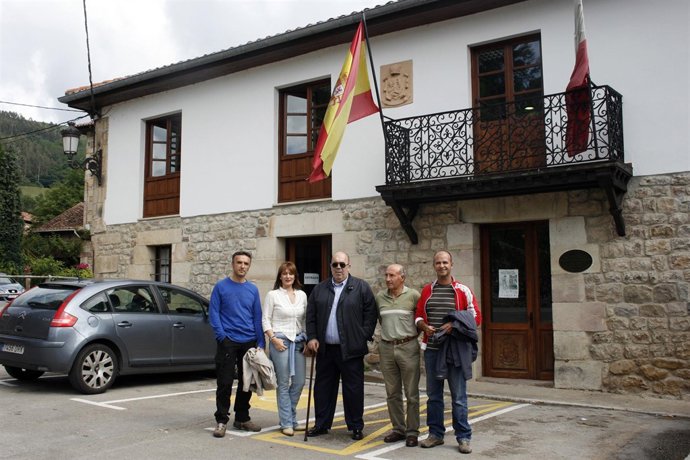 El consejero de Ganadería con el alcalde de Cabuérniga
