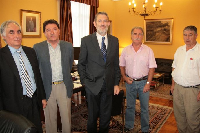 El delegado del Gobierno, en el centro, durante la reunión. 