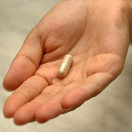 medicamento pastilla pildora medicina salud mano