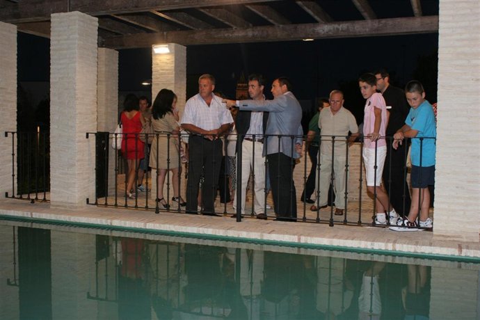 El alcalde y Obregón visitan el interior de la noria mudéjar.