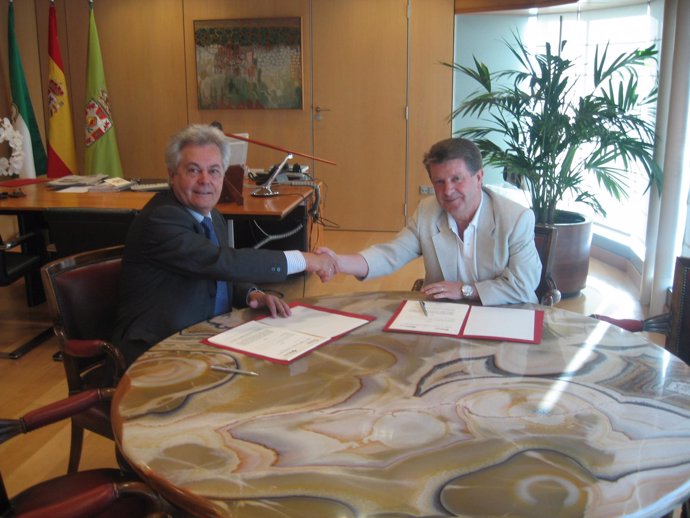 El presidente de la Diputación provincial de Granada y de CajaGranada firman un 