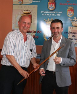 Juan Carlos Velasco entrega el bastón de mando a Fernando Rienda.