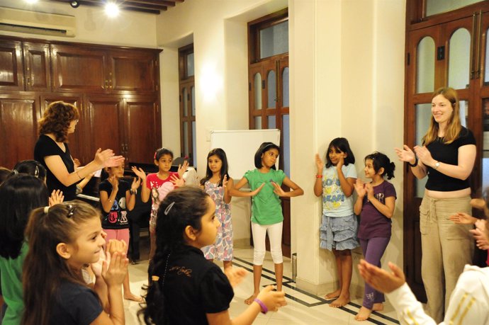 Mercè Pi y Glòria Fernández dando clase a los niños de Bombay