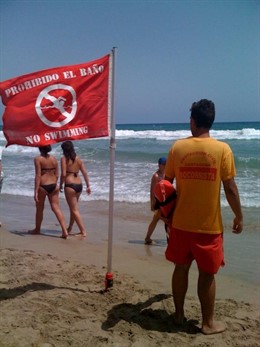 Una de las banderas que informarán de la prohibición del baño