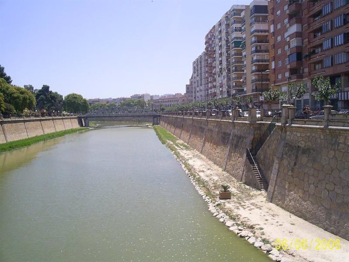 El río Segura a su paso por la ciudad de Murcia