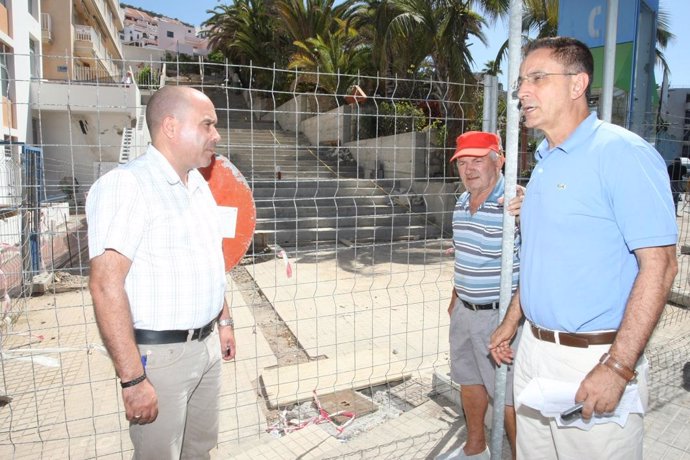 El alcalde de Arona visita las obras.