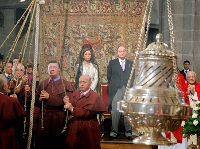 Los Reyes durante el vuelo del botafumeiro al final de la Ofrenda Nacional al Ap