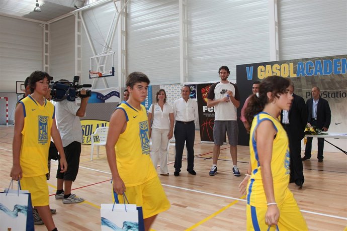 Gasol y Ripoll junto a participantes del Campus