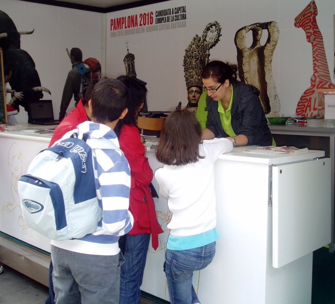 El Ayuntamiento de Pamplona distribuye 8.000 guias turísticas.