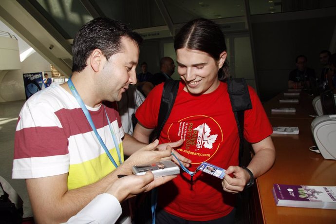 El director de Campus Party Valencia 2010 entrega la medalla a Óscar Crespo.