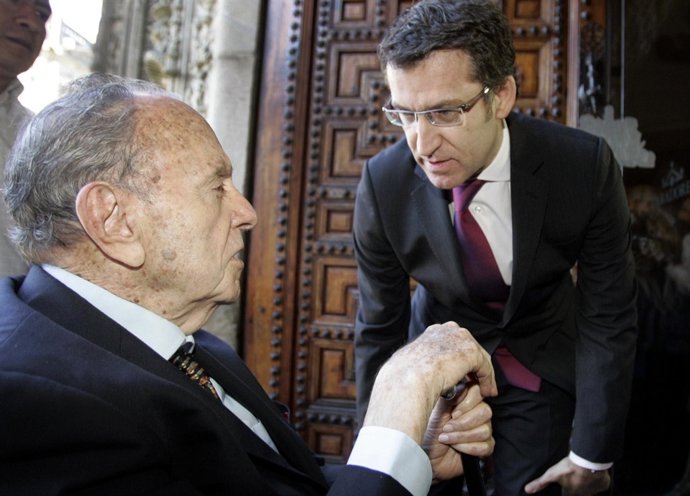 Feijóo saluda a Fraga antes del coloquio Fórum Europa-Tribuna Galicia