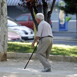mayores anciano pasea calle