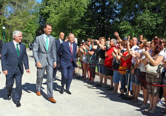 El presidente regional junto con el Príncipe en Bolarque