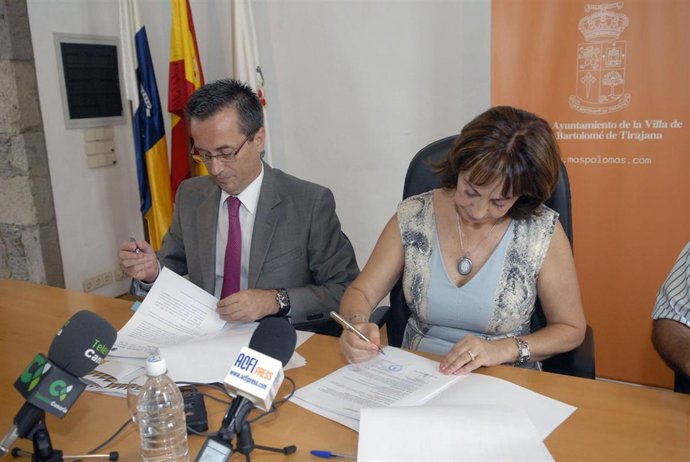 Firma del acuerdo por el consejero de Presidencia, Justicia y Seguridad de Canar