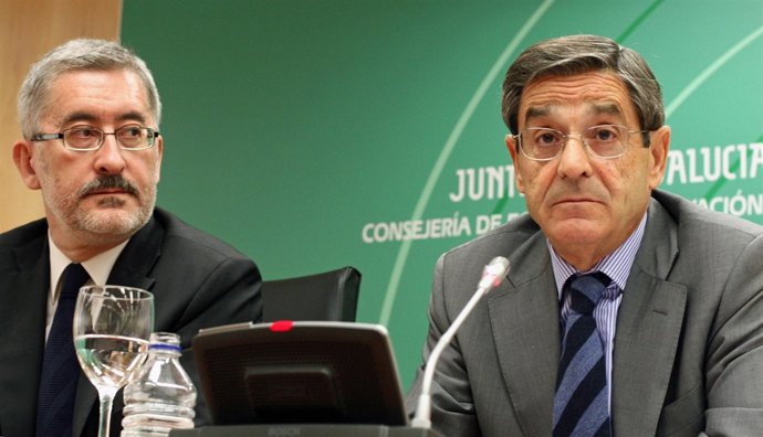 El consejero de Economía, Innovación y Ciencia, Antonio Ávila, junto al presiden