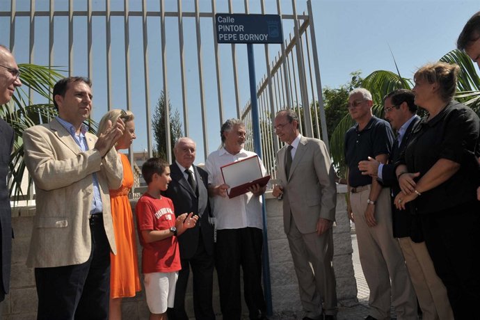 De la Torre entrega una placa a Bornoy