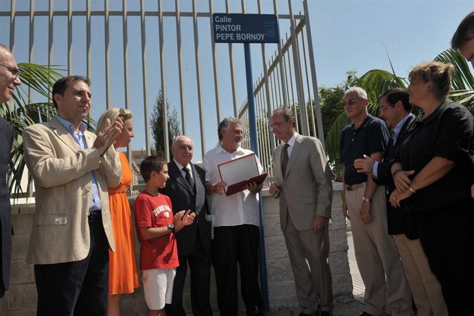 De la Torre entrega una placa a Bornoy