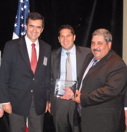 Nicolás Rubio, director de Cintra en EE.UU, recibe el galardón de manos de Amade