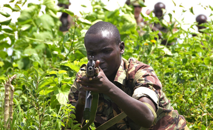 Soldado de Somalia combatiendo