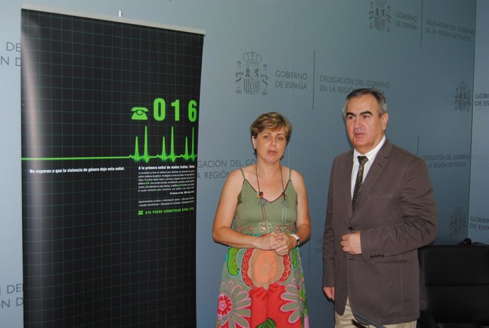 González Tovar acompañado de la jefa de la Unidad de Coordinación contra la Viol