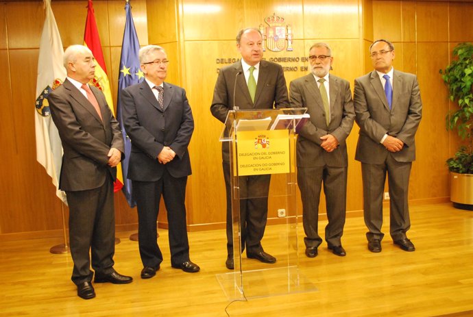 El delegado del Gobierno en Galicia (centro) en la presentación de la Memoria 20