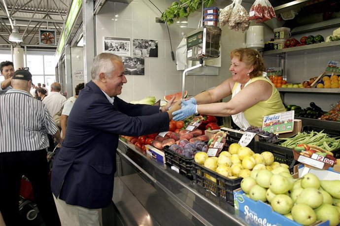 Arenas, durante la visita al mercado del Carmen