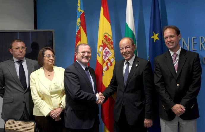 Representantes de la Conselleria y la Embajada en la firma del acuerdo