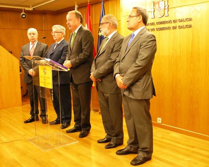 El delegado del Gobierno en Galicia (centro) en la presentación de la Memoria 20