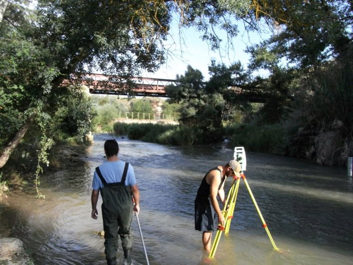 Los investigadores trabajando en el Júcar