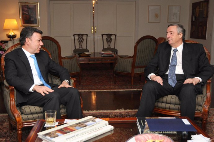 El presidente electo de Colombia, Juan Manuel Santos, y el secretario general de