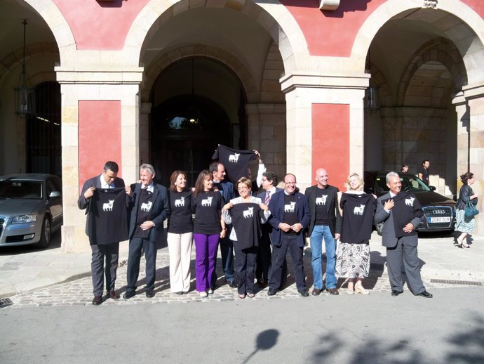 Diputados populares con camisetas protaurinas ante el Parlament