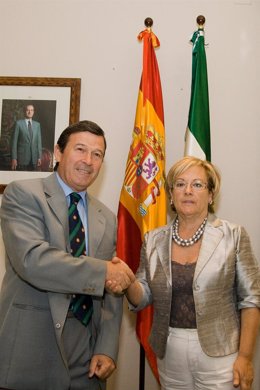 La presidenta de la Diputación, Petronila Guerrero, junto al director de Cepsa R