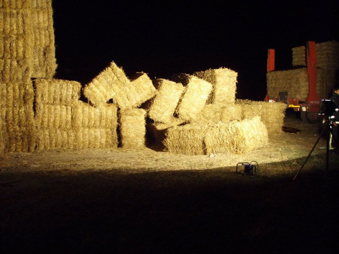 Imagen de los fardos de paja que cayeron sobre dos trabajadores la tarde del mar
