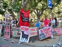 Toros.- Los protaurinos reciben a Carod al grito de "dictador, dictador" y silban a Montilla