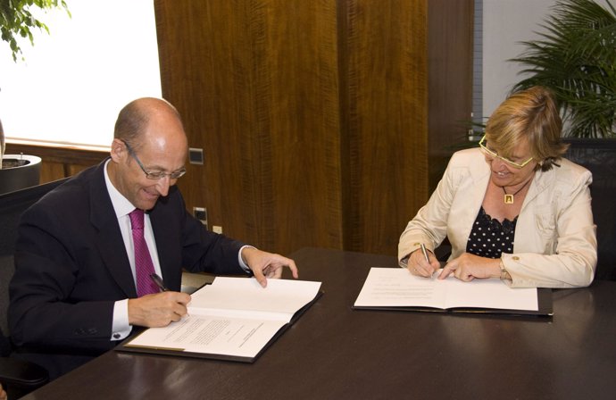 Presidente de GE Healthcare Iberia, Daniel Carreño, y la rectora de la UAB, Anna