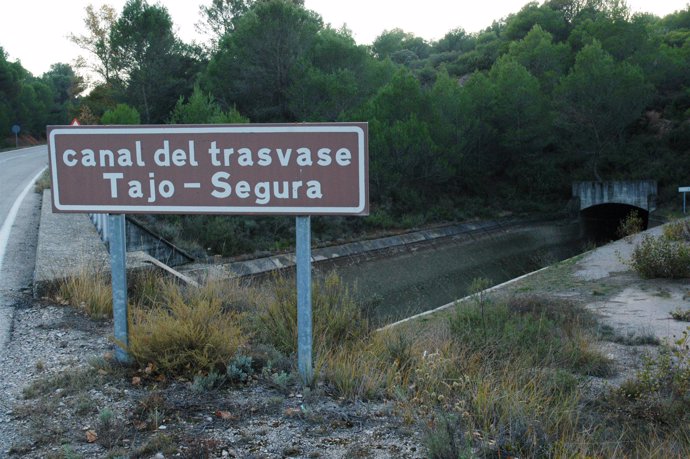 Canal del trasvase tajo Segura en Castilla La Mancha
