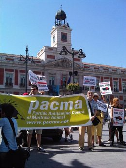 Antitaurinos celebran en la Puerta del Sol la abolición