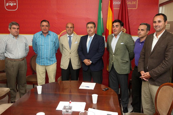 Zoido con los dirigentes del sector hostelero.