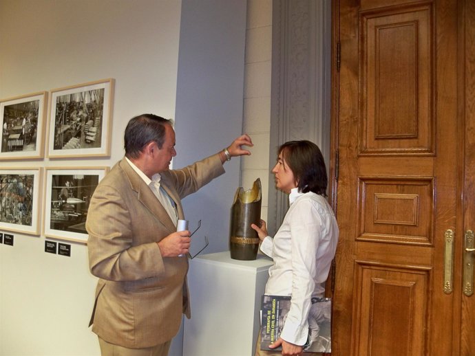 La diputada de Cultura y el comisario visitan la exposición en el Palacio de Sás