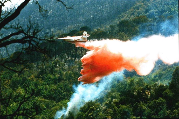 Avión descarga en un incendio