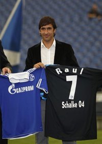 Raúl, presentado como nuevo jugador del Schalke 04