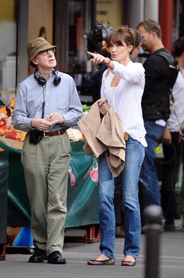 Woody Allen y Carla Bruni durante el rodaje de 'Midnight in Paris' en las calles