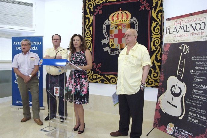 La concejal de Cultura del Ayuntamiento de Almería, Lola de Haro, presenta la 44