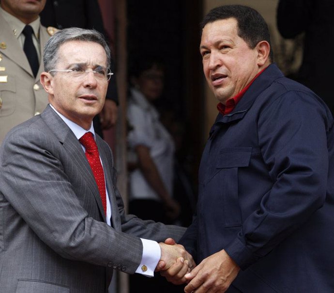 Hugo Chávez recibe a Álvaro Uribe en Caracas