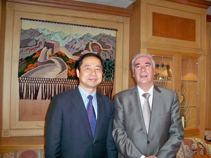 El consejero y el rector antes de la firma del convenio