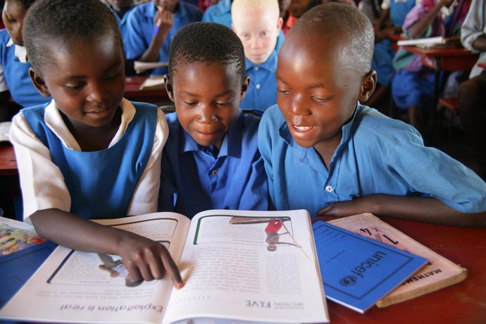 Dos niños africanos estudiando en una escuela
