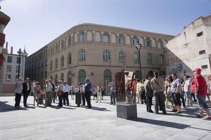 El alcalde Belloch visita la nueva plaza en el entorno de la calle Miguel de Ara