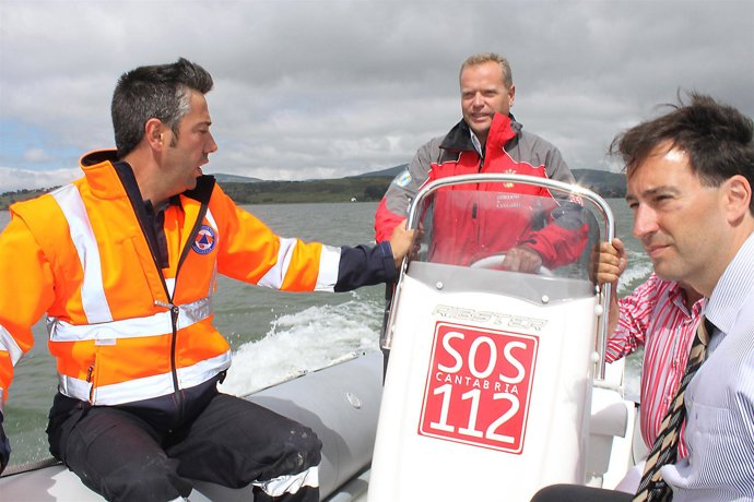 El consejero de Presidencia, Vicente Mediavilla, a bordo de la nueva embarcación