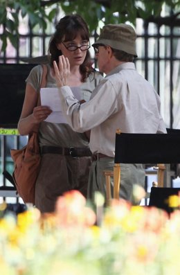 La primera dama de Francia, Carla Bruni y el director Woody Allen durante el rod