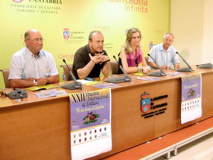 El consejero de Cultura, Francisco Javier López Marcano, acompañado por los orga